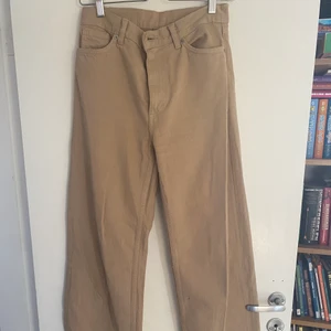 Beiga jeans från Monki  - Raka beiga jeans från Monki i storlek 25! 