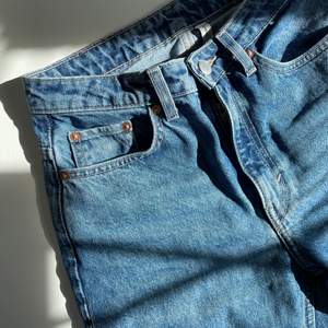 Modellen Voyage High Straight Jeans som köptes på weekday i Sthlm för knappt en månad sedan. Köptes för 500kr och endast användts 1 gång ❤️ passformen 27/32