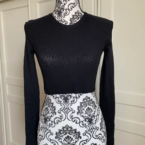 Svart långärmad  - En kort långärmad tröja⭐️ Ärmarna är lite nät aktiga som kan ses på andra bilden. Köpte tröjan förra veckan från sellpy men den var tyvärr för liten. Den är i storlek S och har inga tydliga eller större defekter. Skriv vid frågor eller vid intresse. 💛✨ 60kr + frakt. Pris kan diskuteras 