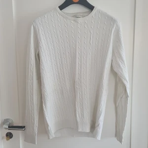 Premium Tröja by J&J M - Vanlig passform, fint skick, tvättad. Är ingen rökare eller djurägare. Jag är 189cm och väger 82kg och plagget passar mig inte längre. Samfraktar gärna vid köp av fler plagg. 