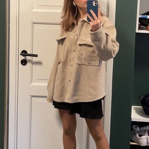 Mysig kappa! - Säljer nu min sjukt fina och sköna kappa/jacka från ginatricot💕 storlek S men passar xs-m då den är i en ganska oversized modell. Så skön att ha nu till våren och super fin beige färg💓💓 Sätter igång en budvigning ifall flera blir intresserade!