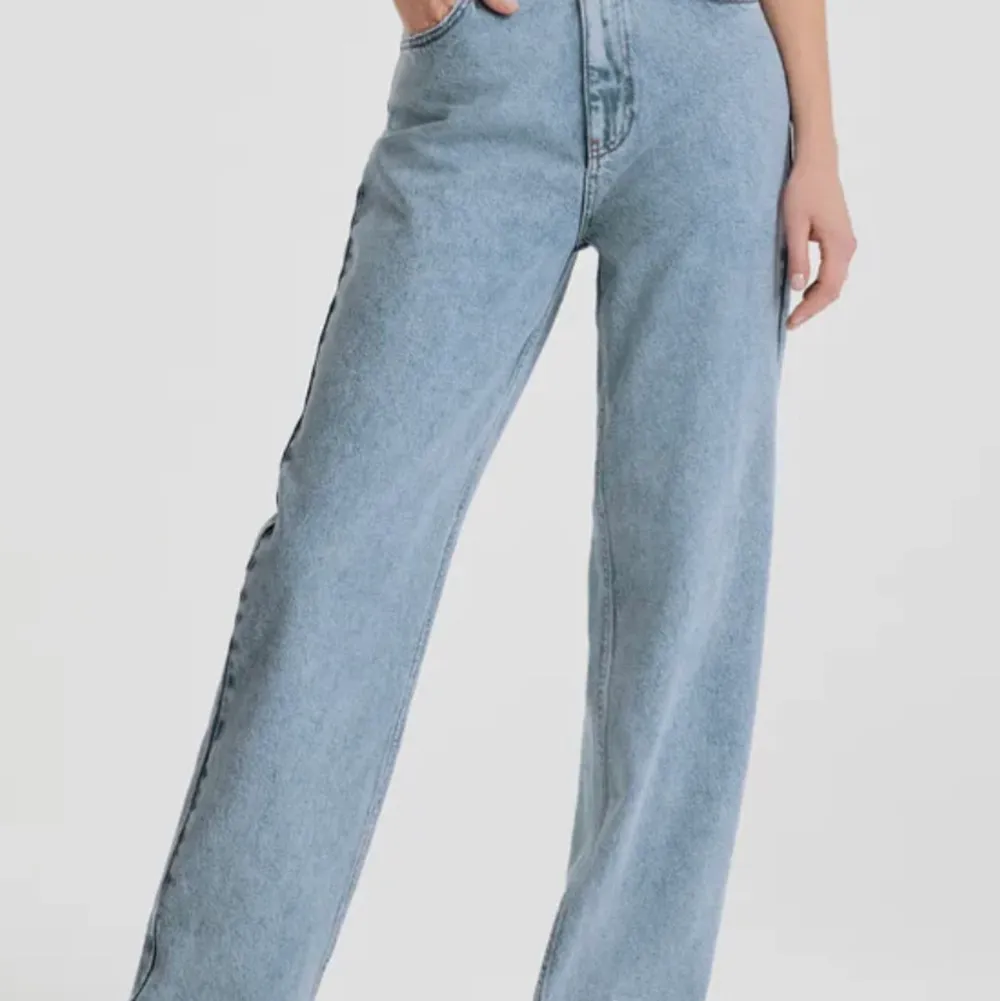 Sjukt snygga oversized raka jeans! Ett kap införskaffades för 600kr. Jeans & Byxor.