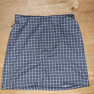 Storlek S ifrån H&M  - Använd en till två gånger. Jag säljer denna för att den tar plats i min garderob som jag behöver och att jag inte använder den mer. Den är i bra skick! 10kr plus frakt. Om det behövs fler bilder så fixar jag det😊💋