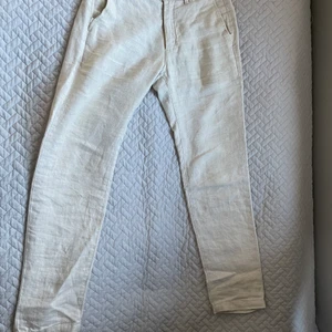 NN07 linnebyxor - Linnebyxor från NN07 precis som nya, mjuka och sköna samt perfekt nu mot Sommaren.                                           Köparen står för frakten!