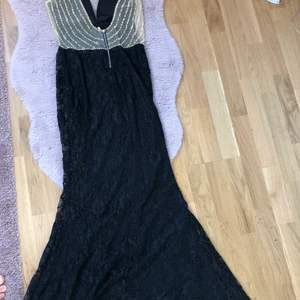 Balklänning i svart öppet rygg xs - En super fint balklänning med öppet rygg i storlek xs. 