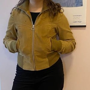 Manchesterjacka strl S - En jättefin manchesterjacka med mudd i armar och midja. Snygg dragkedja och stor krage. Lite fodrad, så går att ha som vår och höstjacka. Står strl 34 men skulle säga mer en 36