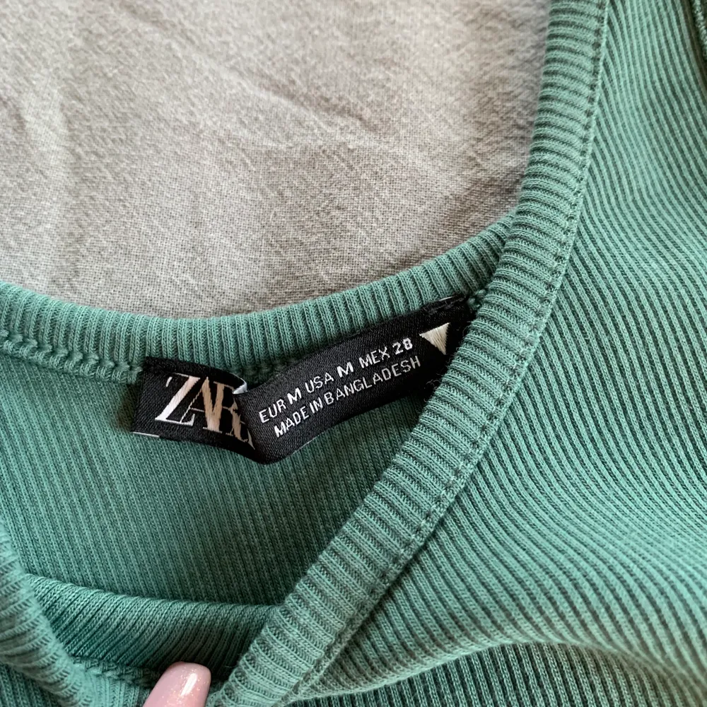 Säljer detta jättefina gröna linne som inte kommer till användning längre :( använd endast ett fåtal gånger, liiite liten i storleken så skulle säga att det mer är en S. Toppar.