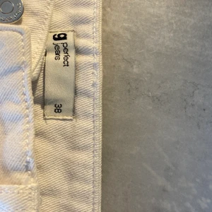 Kjol - Vit jeanskjol Gina Tricot