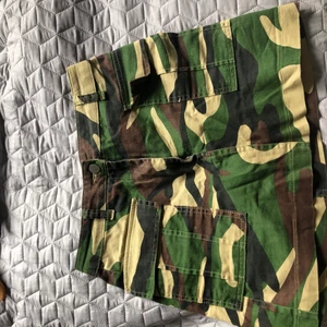 Camo kjol - Sparsamt använd, Kort camoflage färgad kjol storlek M