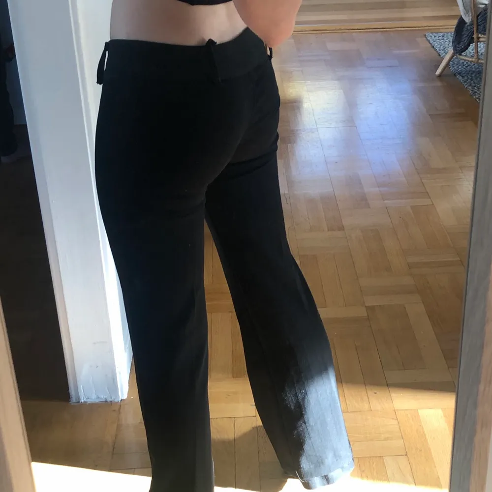 Säljer dessa lågmidjade kostymbyxor då de inte kommer till andvändning längre. Har sytt upp dem men går att sprätta upp, så passar nog folk som är i längden  165-170cm🥰. Jeans & Byxor.