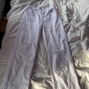 Jeans  - Ett par vita jeans från new yourker använda 1 gång men ändrade mig och det gick inte att lämna tillbaka dom så jag säljer dom här på Plick. Dom köptes för 279 men säljer bara för 180 för är osäker på om någon vill köpa dom. Dom är i storlek xs