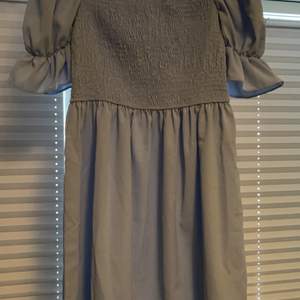 En klänning ifrån shein, den är helt ny, så helt oanvänd, den är i storlek L, säljer den för 50kr + frakt 