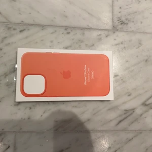 Apple telefon skal  - Säljer ett helt nytt telefon skal från apple, säljer på grund av fel storlek! Original pris är 499kr. Jag står för frakten.