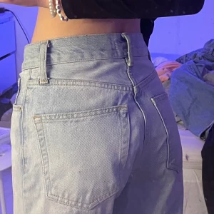 baggy jeans - säljer dessa ljusblåa baggyjeansen, de är i välanvänd skick men inga skador, skriv för fler bilder eller frågor!!