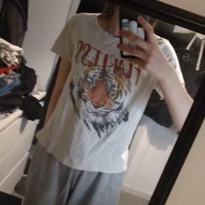 Vit t-shirt med tiger märke fram storlek L