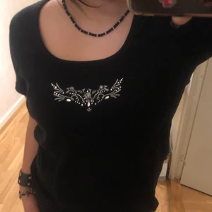 tshirt  - Jätte söt tröja med ett coolt tryck på. Storlek M-XL, den är väldigt stretchig och materialet är jätte skönt 💓 skriv för fler bilder eller frågor :) kan samfrakta.