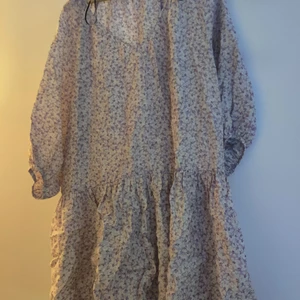 HM klänning - Ej använd. Strl M. Ljusrosa med blommor på. 