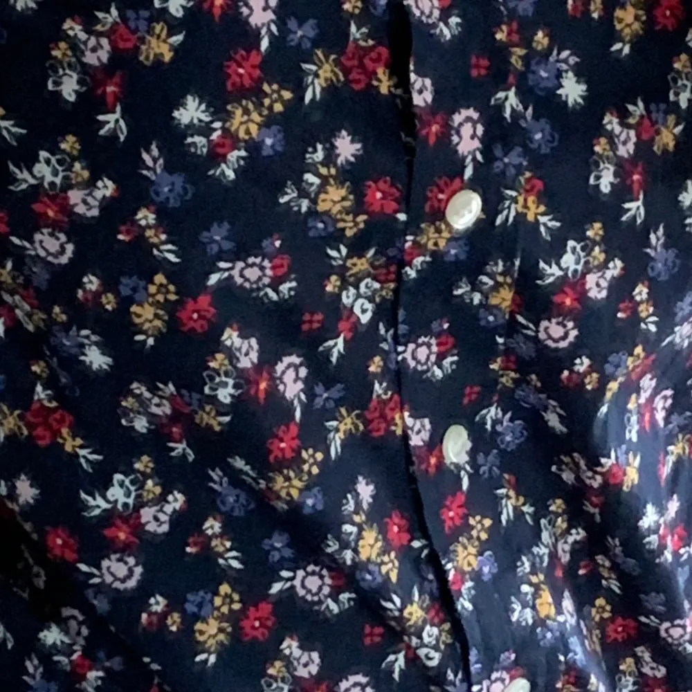 Knappt använd GANT skjorta med vita, gula, röda och blåa blommor 🌹. Storlek 36.  Nypris ca 800 kr.. Skjortor.
