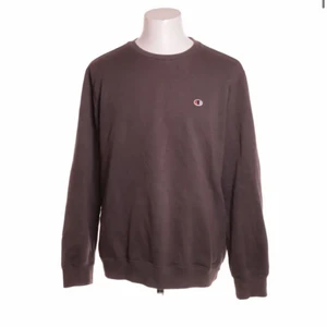 Champion hoodie - Säljer denna fina sweatshirten från champion. Jätte fin men kommer inte till andvänding 💓 Storlek xl men sitter fint overzised på mig som är xs/s passar nog allt mellan xs-xl beroende på hur man vill att den sitter
