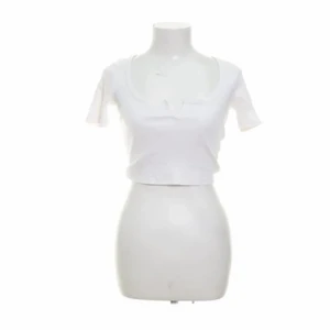 zara topp - Säljer denna jätte fina tröja från zara som tyvärr inte kommer till andvänding. Köpt för ca 200💓 Bra skick 