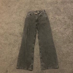  Wide high waisted jeans - Dessa jeans sitter perfekt med allt, storlek 38. Använd 1 gång, inte min typ av stil💕