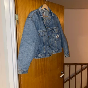 Kort jeansjacka  - Jeansjacka i kortare modell från Lee - från second hand. 