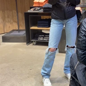 Zara jeans - Säljer nu mina sparsamt använd jeans från zara som är i strl 34. Jag är 171 cm och skulle säga att de sitter bra i längden på mig. Hör av dig vid frågor elr intresse💓💓