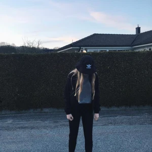 Adidas bucket hat  - Sitter precis som man vill att en bucket hat ska sitta!