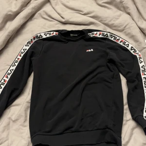 FILA sweatshirt Strl XS - Snygg Fila sweatshirt i strl XS. Köpt 2019 6/10 skick, den ser använd ut på muddarna och krage.
