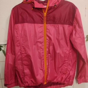 Regnjacka - En regnjacka/vindtät jacka från Everest i storlek 36