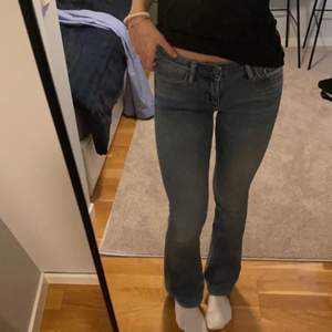 Jättefina lågmidjade bootcut jeans från crocker!💗Säljer pga att de är för små💕 (har fåtal defekter som jag kan skicka bild på privat)  Köparen står för frakt!🙌