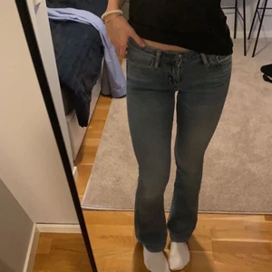 Lågmidjade jeans - Jättefina lågmidjade bootcut jeans från crocker!💗Säljer pga att de är för små💕 (har fåtal defekter som jag kan skicka bild på privat)  Köparen står för frakt!🙌
