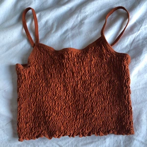 Söt crop top från ginatricot st, s - Söt brun/orange crop top från ginatricot, använd 2 ggr så är väldigt bra skick. Toppen går över naveln. Köparen står för frakten😊 st, s