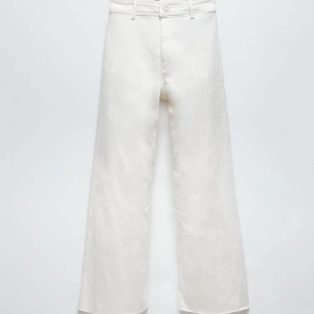 superfina vita byxor ifrån zara! sitter otroligt bra men säljer då jag tycker att de är lite för korta på mig, är 170 o går lite över mina fotleder. köparen står för frakten. Jeans & Byxor.