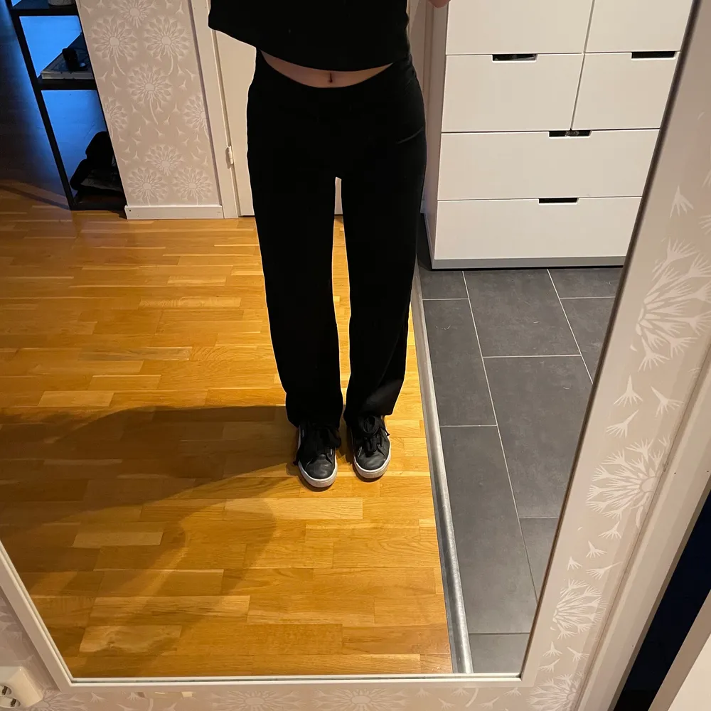 Svarta byxor/kostymbyxor utan fickor från Bik Bok. Använda vid ett tillfälle, så de är i ny skick! Säljer från 90+frakt. Jag är 168cm och de är långa på mig.💓. Jeans & Byxor.