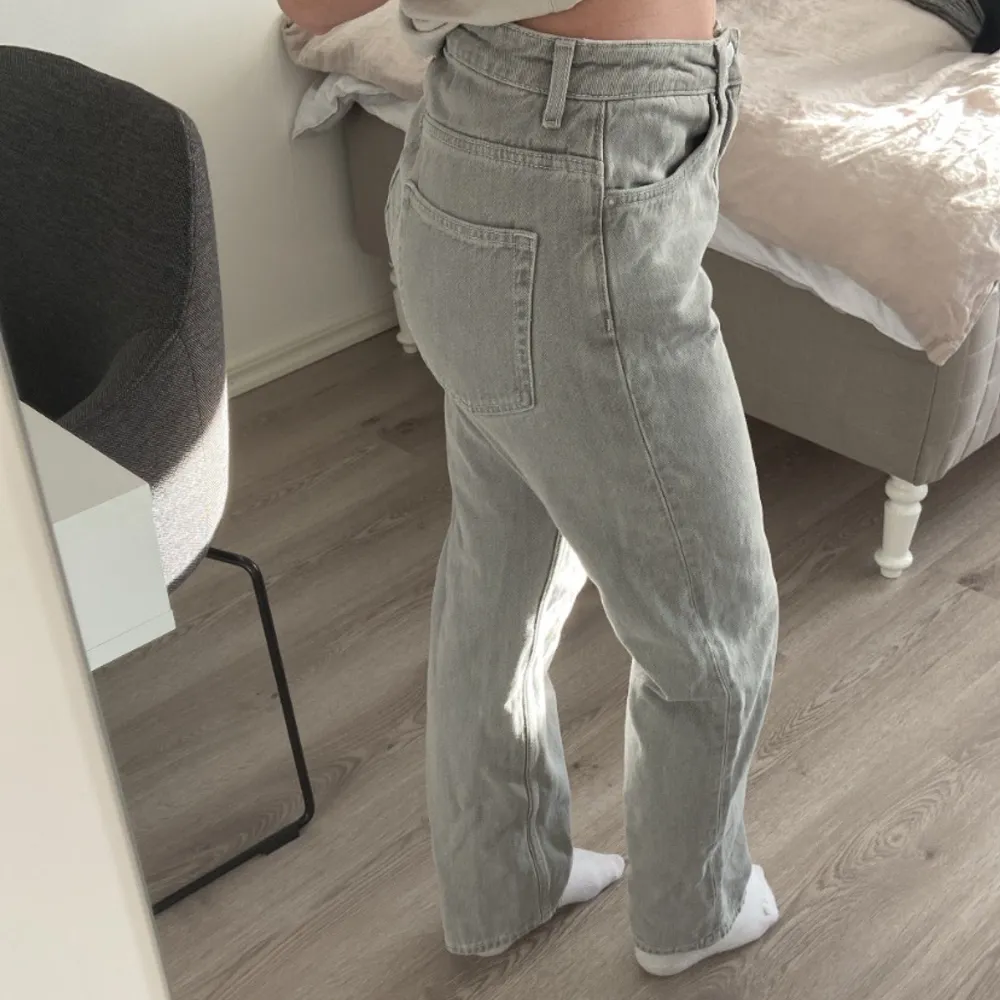 Säljer mina gråa jeans från Weekday, storlek 27/30. Jeans & Byxor.
