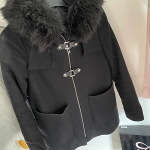 Zara jacka  - Jacka ifrån zara. Sällan använd, köpt för ca 900. Storlek S