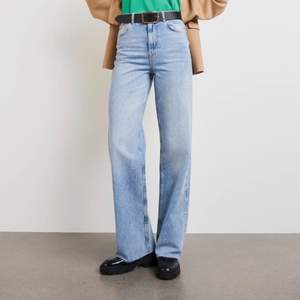 Hej! säljer mina idun straight jeans från Gina tricot då de inte passade 😊 de är i storlek 36 och enbart testade, lapparna är kvar. ❣️