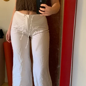 Linnebyxor - Otroligt fina linnebyxor i stl 34. Dom passar någon som är ca 160-165 lång då dom är för korta på mig i benen. (därav nedlagda se sista bilden) 💕 Köpta på en affär i Kroatien.