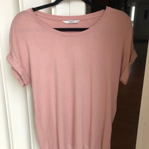 T-shirt - Super fin rosa tröja köpt på Vero Moda. Tröjan är endast använd ett få tal gånger och är därför i bra skick💕