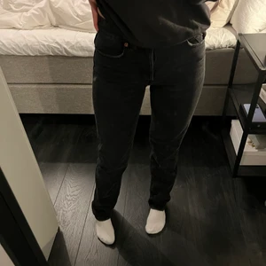 Zara Mid Rise Jeans  - Intressekoll på mina Zara jeans i den populära mid rise straight modellen. Byte mot en storlek större går oxå bra💕