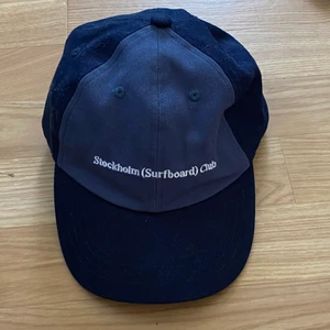 stockholm surfboard keps - Stockholm surfboard keps i jätte bra skick, nästintill bara testad. Storleken är justerbar i bak. köparen står för frakt 💚 