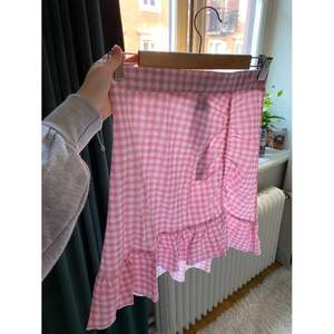 En fin kjol från Gina tricot i storlek M, liten i storleken. Passar xs - m beroende på hur man vill att den ska sitta. Aldrig använd. Nypris 250kr