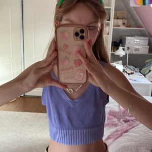 Topp  - En fin liten topp som är använd en gång har ett lite lite hål på sidan men syns inte💗😊 står att den är 140 men är strätsig så passar en XS också☺️