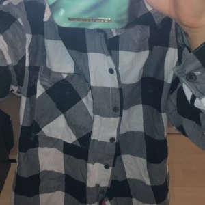 Hej! Nu säljer jag denna fina skjortan! - Jag säljer denna pågrund av att den är lite för stor för mig! Den har aldrig använts.