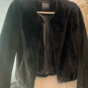 Svart pälsjacka  - Säljer denna svarta pälsjacka då den inte kommer till användning! 