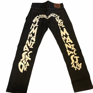 Evisu Hirahana Daicock | Storlek: 31x34 - Storlek: 31x34 Skick: Anvämda ett fåtal gånger ser helt nya ut! Flaws: Är lite sönder där man har bältet, det går fortfarande att ha bälte. Kan skicka bild i DM  DMa om du har någon fråga eller vill ha mer bilder!      Spårbar frakt | Skickas samma eller nästa dag | Postnord 66 kr  🌎 🚛!  #Evisu #Daicock #Vintage #y2k #cybery2k #seagull #bape #bbc #bapesta 