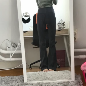 Byxor - Super snygga mjukis bootcut jeans från hm! Aldrig använda. Säljes för 30kr plus frakt!