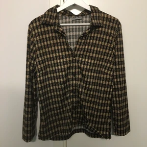 mönster skjorta  - fin skjorta köpt på humana secondhand, lent material. fint skick, använd några gånger. passar flowy på en M. orginalpris 180kr. möts i stockholm eller fraktar