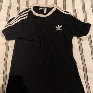 Adidas tröja jag aldrig använder så säljer den istället:)
